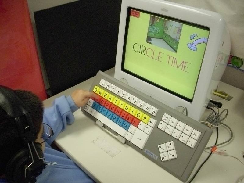 Spelling keyboard for visually impaired students